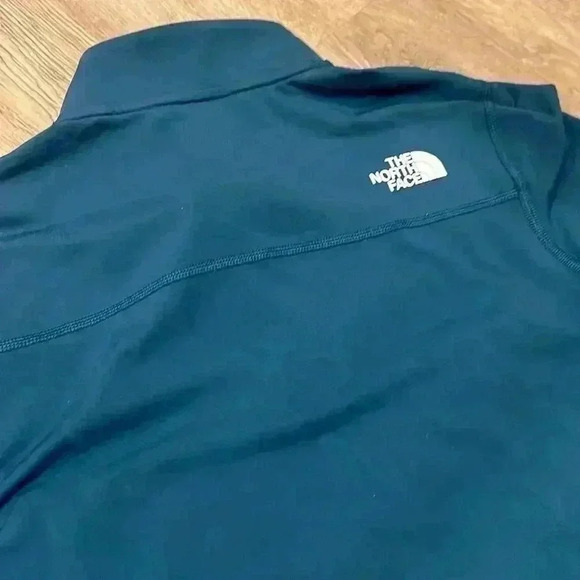 The North Face Women’s cropped 1/4 Zip Pullover, Medium - Picture 7 of 9